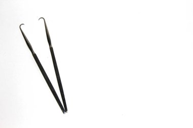 Beyaz arka planda ameliyat için tıbbi araçlar