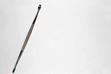 Beyaz arka planda ameliyat için tıbbi araçlar