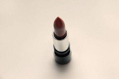 Zengin bir rengin bir ruju yakın planda beyaz bir arkaplanda duruyor.