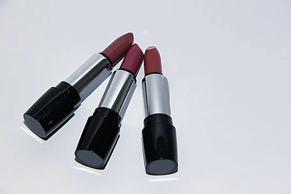 Drie Veelkleurige Lippenstift Een Witte Achtergrond Links — Stockfoto