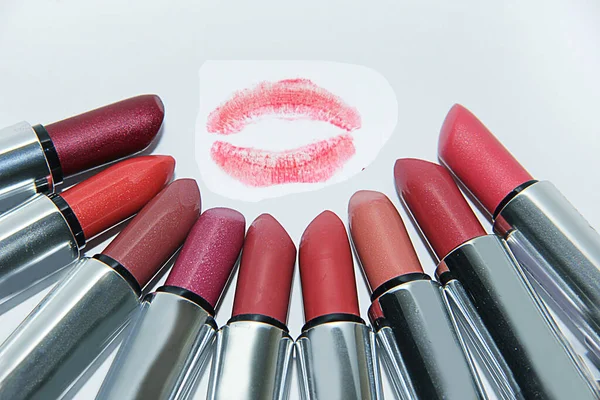 Set Lipsticks Different Colors Red Brown Lie Semicircle White Background — Stock Photo, Image