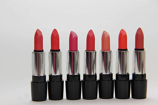 Conjunto Lápices Labiales Colores Brillantes Pie Una Fila Primer Plano —  Fotos de Stock