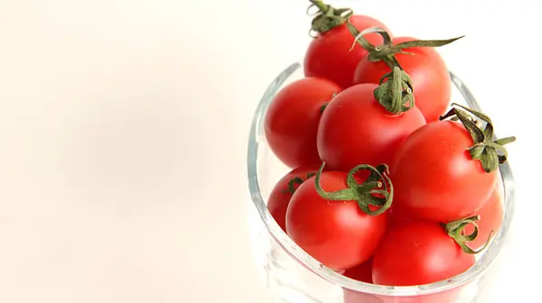 Cereza Tomates Rojos Frescos Tazón Vidrio Aislado Blanco — Foto de Stock