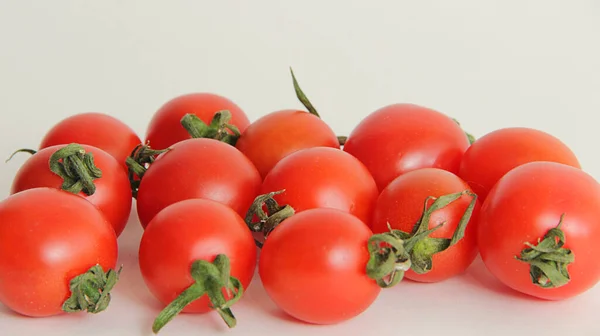 Pomodori Rossi Freschi Ciliegia Una Ciotola Isolata Primo Piano Bianco — Foto Stock