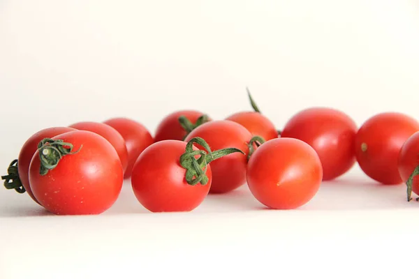 Cereza Tomates Rojos Frescos Tazón Aislado Blanco — Foto de Stock