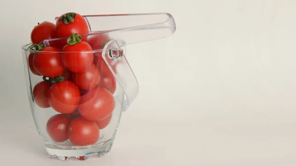 Verse Rode Tomaten Kers Een Glazen Schaal Geïsoleerd Wit — Stockfoto