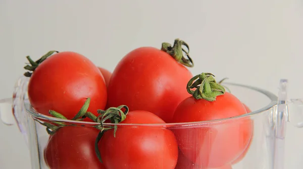 Pomodori Freschi Una Ciotola Isolata Bianco — Foto Stock