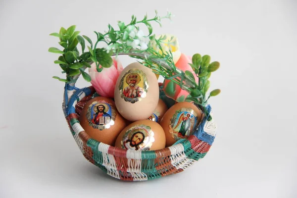 Huevos Pascua Cesta Sobre Fondo Blanco Huevos Pascua Colores Una — Foto de Stock