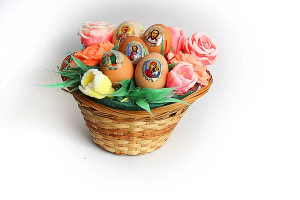 Huevos Pascua Coloridos Una Cesta —  Fotos de Stock