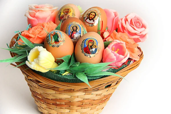 Barevné Velikonoční Vejce Košíku — Stock fotografie