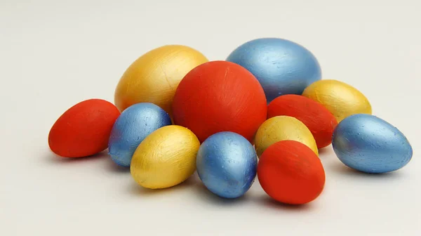 Желтое Золото Красный Синий Синий Большой Маленький Разноцветные Пасхальные Яйца — стоковое фото