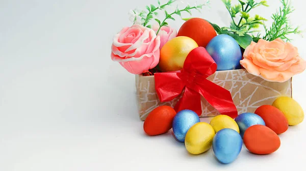 Huevos Pascua Grandes Tamaños Colores Brillantes Están Una Hermosa Caja —  Fotos de Stock