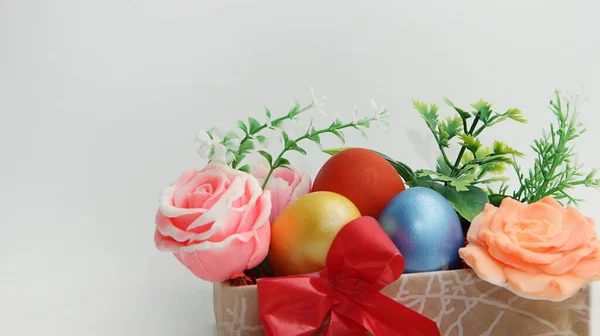 Huevos Pascua Grandes Tamaños Colores Brillantes Están Una Hermosa Caja —  Fotos de Stock