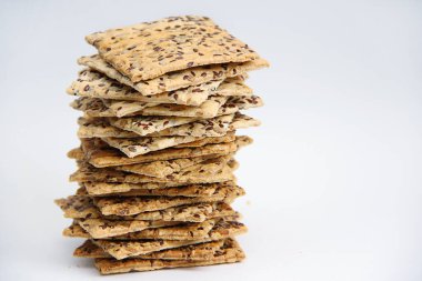 Beyaz arka planda keten tohumlu çerezlerden oluşan uygun beslenme dağı.