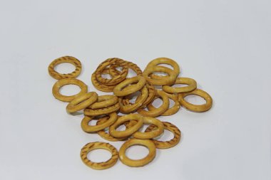 Beyaz arkaplan üzerinde gevşek bir desen içinde küçük bir RAM