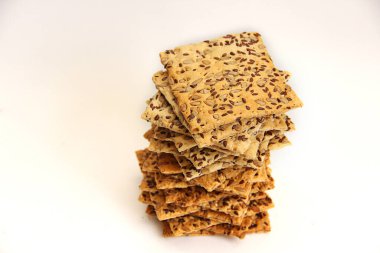 Tohumlardan ve ketenden yapılmış tahıllı kurabiyeler.