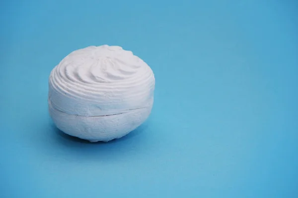 Marshmallow Branco Sobre Fundo Azul — Fotografia de Stock