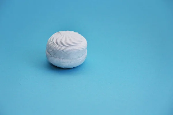 Marshmallow Branco Sobre Fundo Azul — Fotografia de Stock