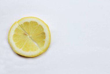 Beyaz arka planda sulu limon dilimleri
