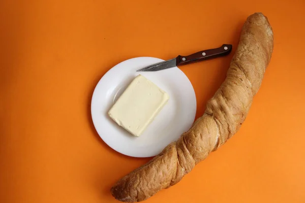 Frukost Smörgås Bröd Och Smör Vit Platta Med Kniv Orange — Stockfoto