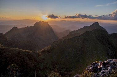 Bir gezgin kız Doi Luang Chiang Dao dağ tepesinde ve peyzaj güzelliği yakalayın. Genç kız aşk yaban hayatı, seyahat, özgürlük.