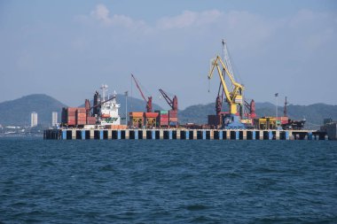 Chonburi Tayland: 22,2017 nakliye konteyner ve sondaj teçhizat ile Koh Loy denizde Mart