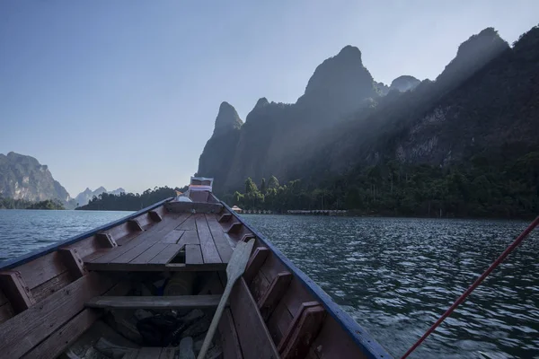 Barco de cola larga en el Parque Nacional Khao Sok — Foto de Stock