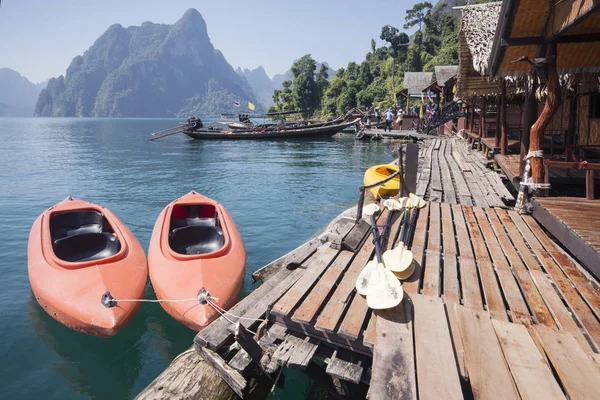 Canoa naranja con centro turístico flotante y los turistas en el Parque Nacional Khao Sok — Foto de Stock