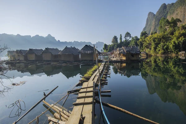 Complejo flotante y el camino a pie de madera en el Parque Nacional Khao Sok — Foto de Stock