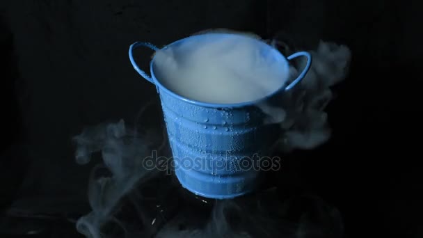 Abstrato Fumaça Branca Gelo Seco Tigela Fundo Escuro — Vídeo de Stock