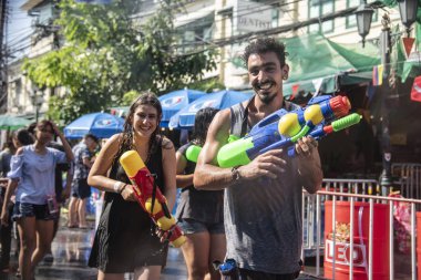 Bangkok, Tayland - 12 Nisan 2018: Let's play sıçrama Songkran Festivali Bangkok'ta birlikte ile Khao San Road, su festivalin ilk günü su tabancası ile mücadele turist mutluluk
