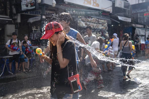 Bangkok Thailand April 2018 Turist Lycka Slåss Med Vattenpistol Den — Stockfoto