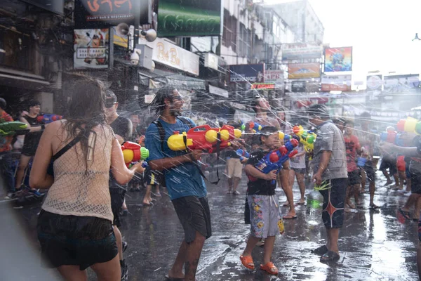 Bangkok Thaiföld 2018 Április Turisztikai Boldogság Harcol Vízipisztoly Khao San — Stock Fotó