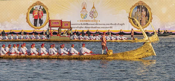 Ensayo completo de la procesión de la barcaza real, el Ekkachai Hoen Hao y el Ekkachai Lao Thong Imagen de archivo
