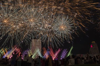 Bulanık turistlerin 2020 yılındaki Bangkok Tayland kutlamasında fotoğraf çektiği güzel havai fişekler.