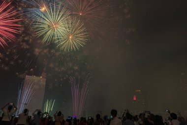 Bulanık turistlerin 2020 yılındaki Bangkok Tayland kutlamasında fotoğraf çektiği güzel havai fişekler.