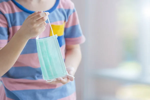 Pequeño Espectáculo Niños Con Máscara Las Manos Fotos de stock