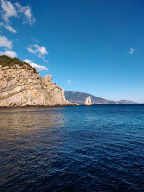 Dağ ve dağdan küçük bir parça denizde ilerliyor.