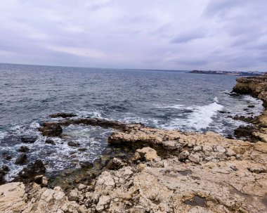 Kayalardan ve büyük taşlardan oluşan deniz kıyısı