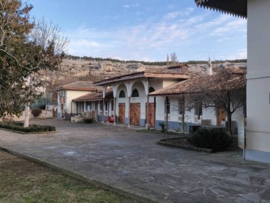 Çatı kiremitleri olan birkaç antik ev, cadde bir dağın üzerinde duruyor.