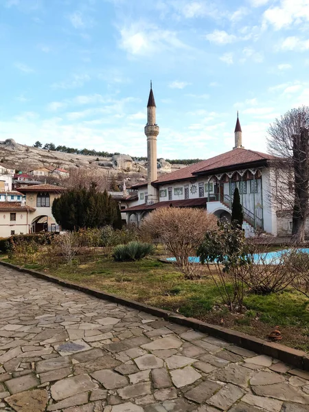 Çatı döşemesi ve camii olan birkaç antik ev.