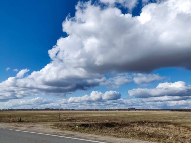 Gök gürültülü kara bulutlar tarlayı sallıyor, köy çok uzakta değil.