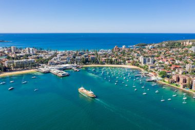 Ünlü Manly Wharf ve Manly, Sydney, Avustralya 'da hava manzarası. Sydney Harbourside 'ın banliyösüne yukarıdan bak. Sydney Kuzey Limanı, Manly ve Manly Rıhtımı 'nda hava manzarası.