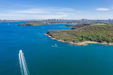 Dobroyd Head 'in hava görüntüsü, Sydney, Avustralya. Sydney Harbourside 'ın banliyösüne yukarıdan bak. Arka planda Sydney North Harbour, Dobroyd Head ve CBD hava görüntüleri var..