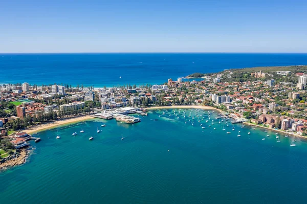 Ünlü Manly Wharf ve Manly, Sydney, Avustralya 'da hava manzarası. Sydney Harbourside 'ın banliyösüne yukarıdan bak. Sydney Kuzey Limanı, Manly ve Manly Rıhtımı 'nda hava manzarası.