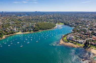 Sydney, Avustralya 'daki Reef Bay' de hava manzarası. Sydney Harbourside 'ın banliyösüne yukarıdan bak. Arka planda 40 Basket Plajı, Reef Bay ve Sydney 'deki hava manzarası var..