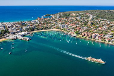 Ünlü Manly Wharf ve Manly, Sydney, Avustralya 'da hava manzarası. Sydney Harbourside 'ın banliyösüne yukarıdan bak. Sydney Kuzey Limanı, Manly ve Manly Rıhtımı 'nda hava manzarası.