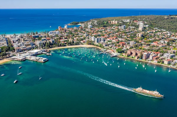 Ünlü Manly Wharf ve Manly, Sydney, Avustralya 'da hava manzarası. Sydney Harbourside 'ın banliyösüne yukarıdan bak. Sydney Kuzey Limanı, Manly ve Manly Rıhtımı 'nda hava manzarası.