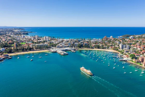 Ünlü Manly Wharf ve Manly, Sydney, Avustralya 'da hava manzarası. Sydney Harbourside 'ın banliyösüne yukarıdan bak. Sydney Kuzey Limanı, Manly ve Manly Rıhtımı 'nda hava manzarası.