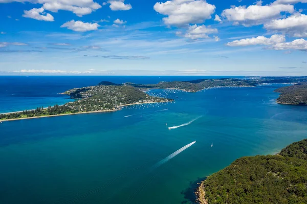 West Head, Sydney, Avustralya 'dan Barrenjoey Head, Palm Beach ve Pittwater' ın hava görüntüsü.